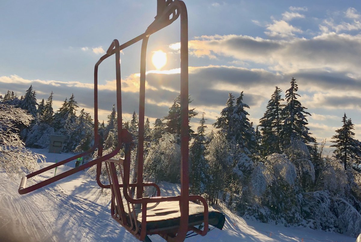 FreshiesDeluxe's tweet photo. @johnsonjoe @SkiMagicVT .@SkiMagicVT Red!!! https://t.co/epxg12oN4G