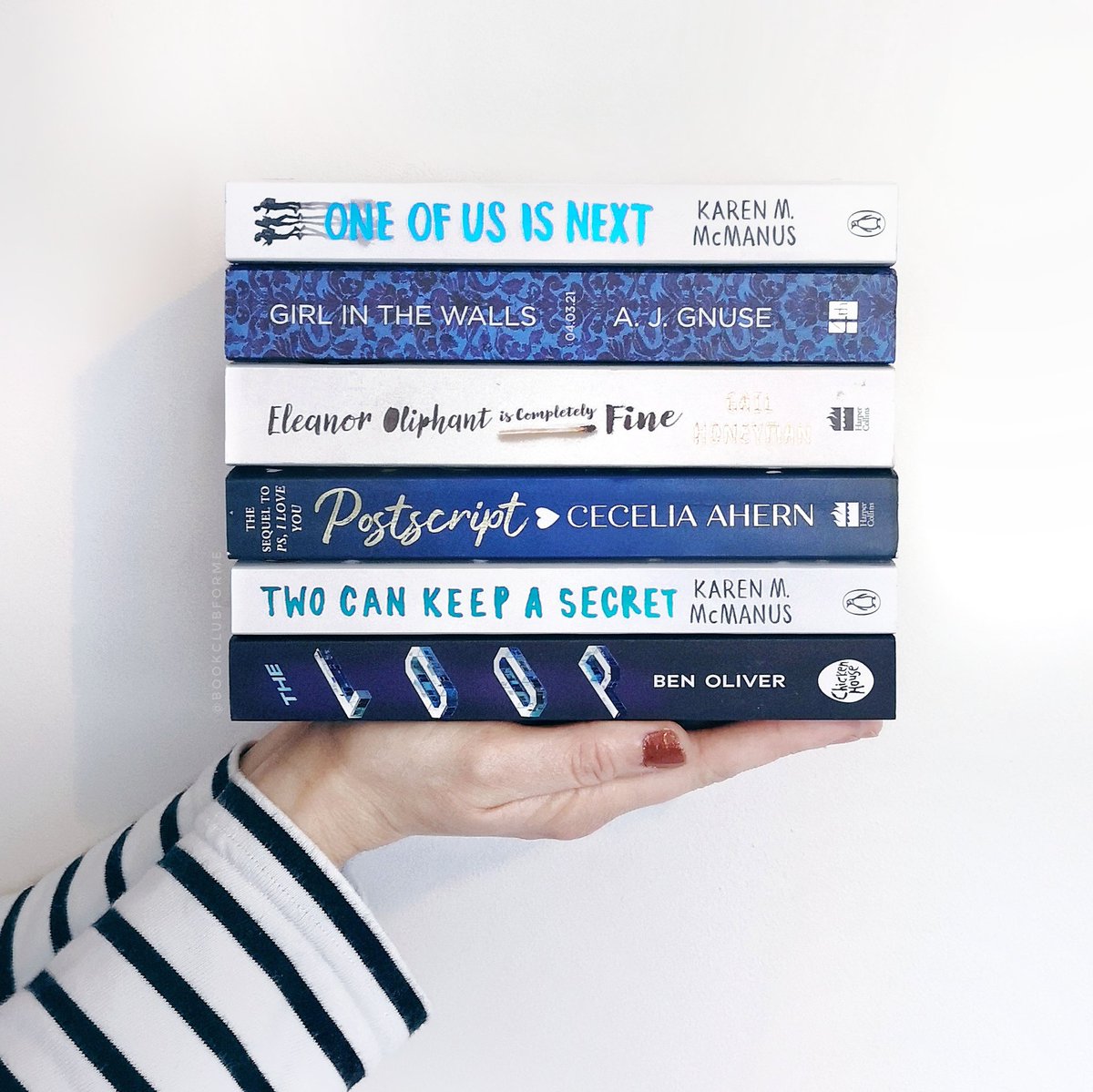 Bookclubforme's tweet image. Ｂｏｏｋｓ ＆ Ｓｔｒｉｐｅｓ 

#StripyBookstack 💙🤍
As someone who owns far to much
striped clothing, it&apos;s my opinion that 
you can&apos;t wrong with stripes! 😂

Thanks for the tag @EHawkes13 

#BookStackChallenge 📚