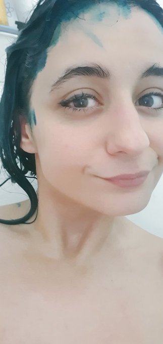 Just sitting here chilling with my hair dye 😂 https://t.co/wYJwEu1yMu<a href="/tag/mvsales"class="tags"><span>#mvsales</span></a>