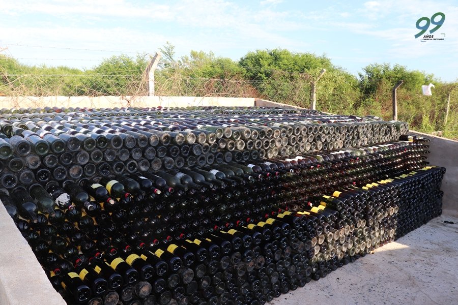 munideplaza's tweet photo. Gran trabajo viene realizando  la Planta de Tratamiento de RSU con respecto al material reciclable destinado a la venta y que a su vez repercute en el cuidado del ambiente.
Tal es así que se concretó la venta de 8250 botellas y 12740 kg de vidrios a una empresa  de San Juan https://t.co/n4Ei4n7gAR