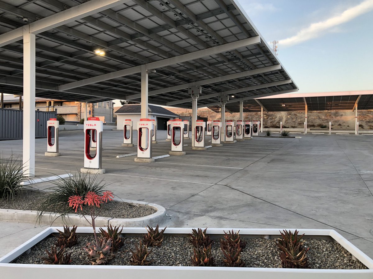 nukem384's tweet photo. How I like my Kettlemen City, empty! At 7am on a Wed haha #tesla #teslasc #sc #teslamodel3 #model3 https://t.co/hqZojag6Wt