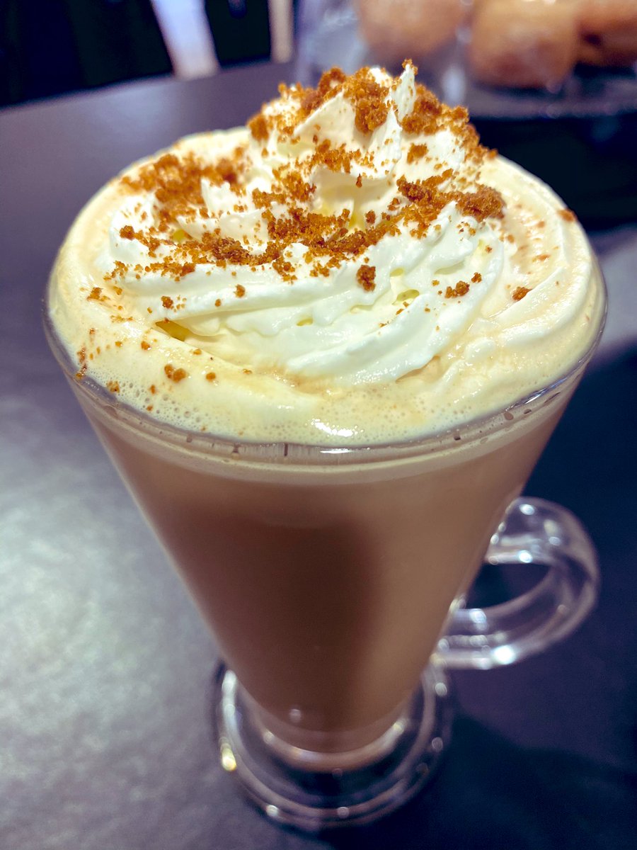 Rubyyyyxx's tweet photo. The Ginger Bread Latte is here!😍😍 @ShiplakeCollege @Thomas_Franks_ @lizanne_marais @cmoldie76 https://t.co/9vF1ZRSOuO