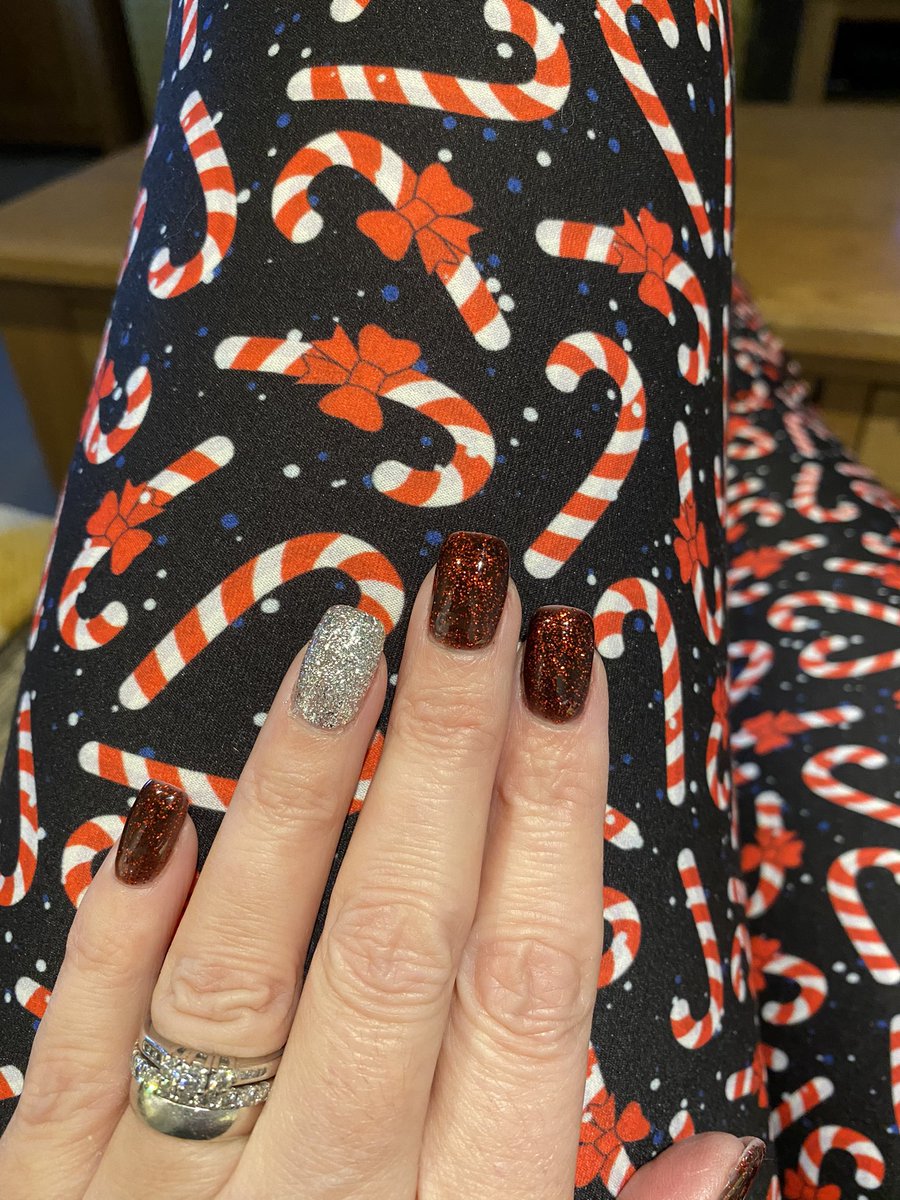 Loopy3092's tweet photo. Christmas nails means one thing!! Christmas leggings!!!!! #LucyLocket https://t.co/bXjeKTUKrV