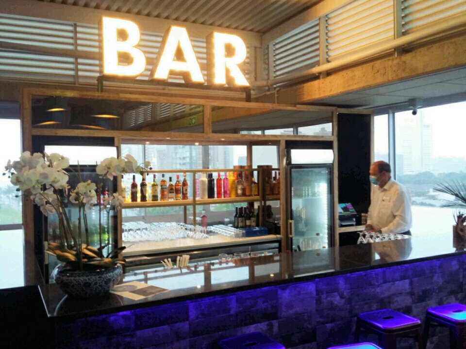 NerveEvents's tweet image. Enjoying as guests the launch of the brand new TOPAZ sky bar at the @ONOMODURBAN Onomo Hotel fantastic setup and great views ...this venue is open to the general public on Thursdays to Sundays .... could this be Durban's new hotspot ?