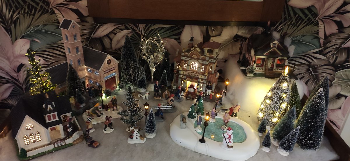 Met toestemming van de directie mogen opschalen naar #middelbrand.
Met een extra nader bericht van haar kant; 'grote brand' komt er niet!  #kerstdorp