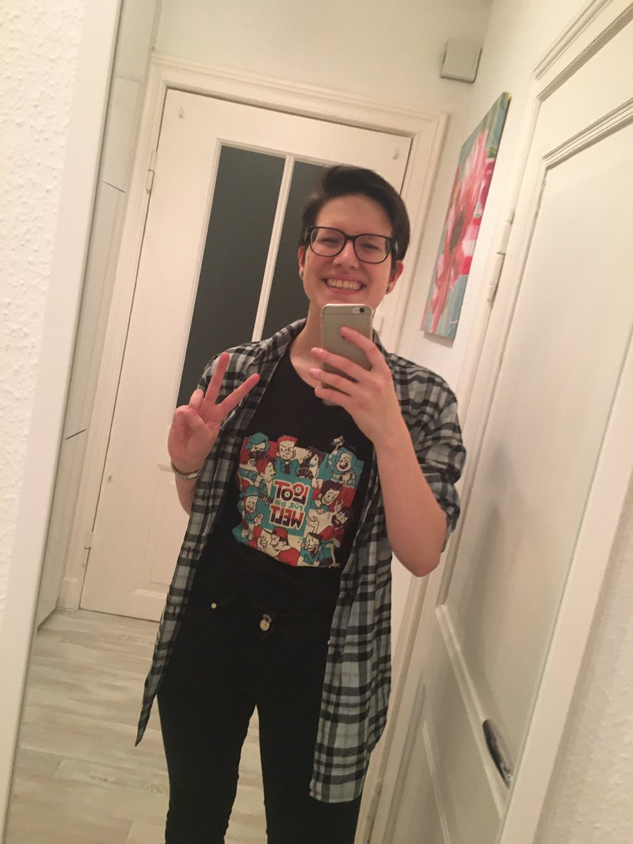 apollostump's tweet photo. ayyy, mein #lfdw7 Merch ist angekommen!! @LootFuerDieWelt https://t.co/l0cockudTl