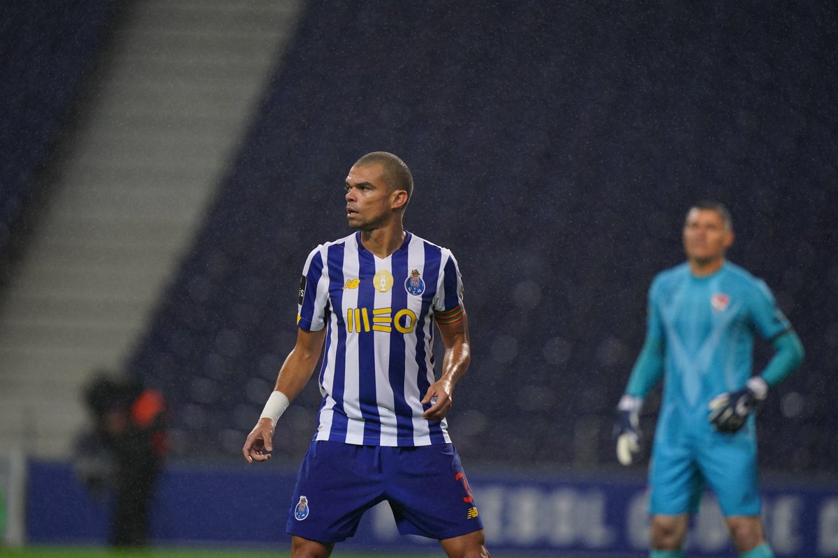 FCPorto's tweet image. Pepe falou sobre liderança na Web Summit 2020 🔵⚪
🎙 &quot;Fazer com que os jogadores tenham o objetivo de ganhar sempre e manter todos motivados é o grande desafio do capitão&quot; 💪

#FCPorto #WebSummit2020 #Pepe