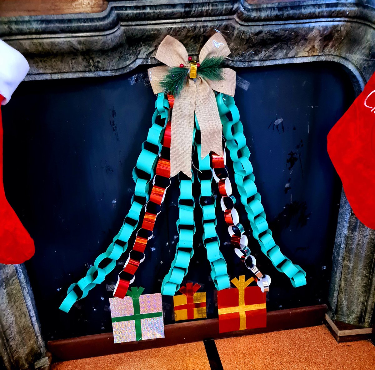 We are being creative in todays Arts and Crafts session. Making use of good old fashioned paper chains to make a Christmas tree 🎄 🎁🎅
<a href="/OT_Viki/">Victoria Andre</a> @fhoggard1