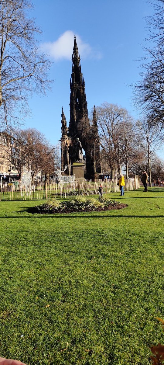 Had a coffee break this morning in Princes Street Gardens and my gosh, it is beautiful in winter. Was so nice to enjoy the space and not be suffocated by tourists at the overpriced market 🤷 

#amioldyet? #edinburghchristmas