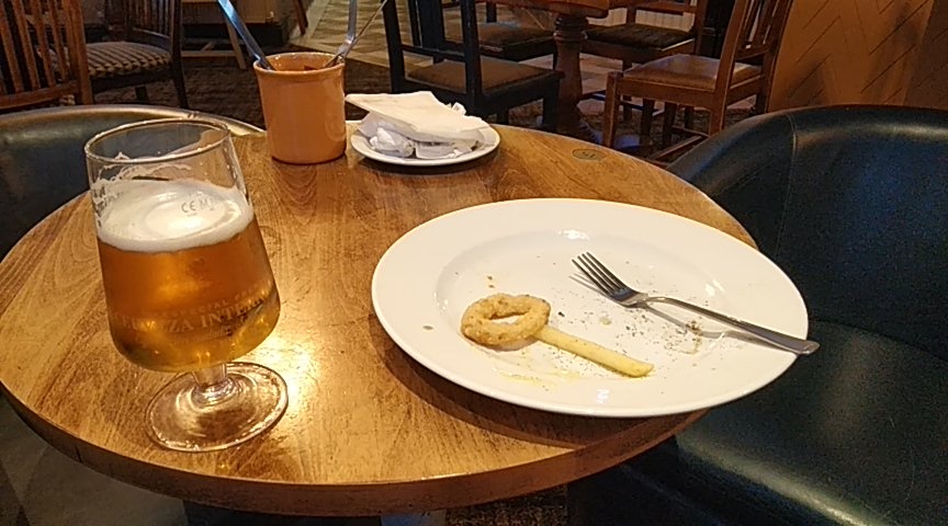 TimPell's tweet image. I'm on a mission to crack ten pints with "a substantial meal" just an onion ring and a chip. #tenpintlunch