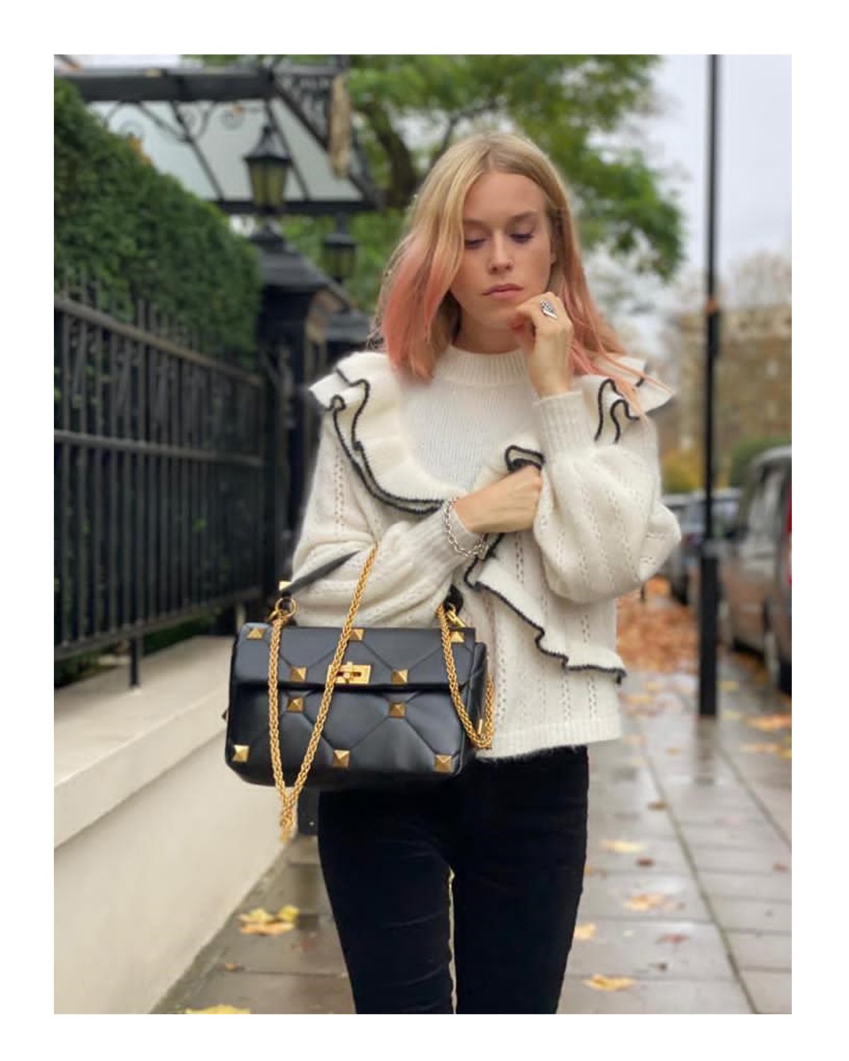 bue Mesterskab Økonomi Valentino on Twitter: "The classic, golden studs of the Maison are rendered  in a maxi size and placed atop the new Valentino Garavani #RomanStud bag,  seen on #MaryCharteris https://t.co/Gjr9dlEx4a" / Twitter