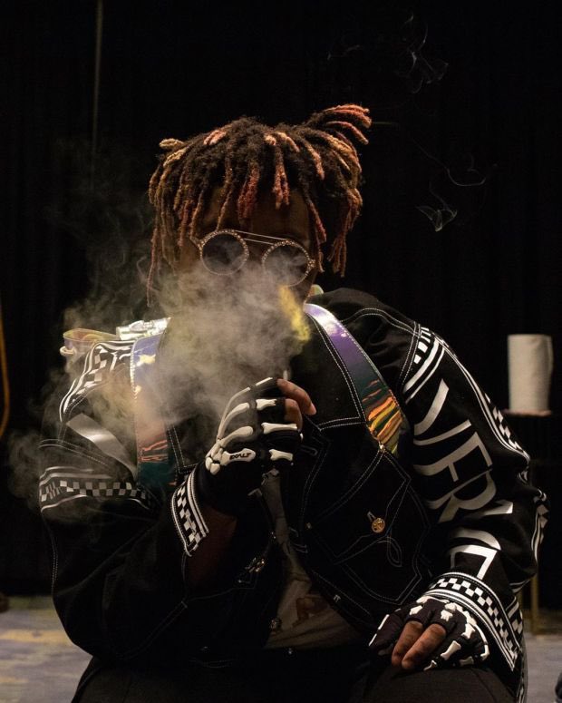 Unique Sound:Although he wasn’t an early pioneer, Juice played a predominant role in the popularization of the ‘emo-rap’ sub genre. From raps about heartbreak and betrayal, to issues with substance abuse and addiction, Juice evidently spoke to the world.