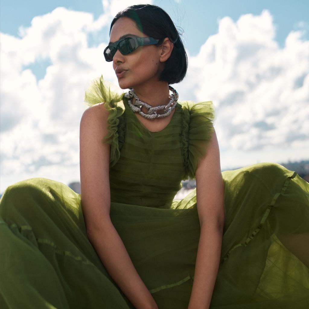 hmmexico's tweet photo. Las formas creativas de reciclaje y reutilización nos han acercado un paso más al futuro de la moda circular 🌳 🌎  Conscious Exclusive A/W20 ya está disponible  en línea ➡️ https://t.co/hBrpXLqsyr #HMConsciousExclusive #HM https://t.co/S89BlZM3lm