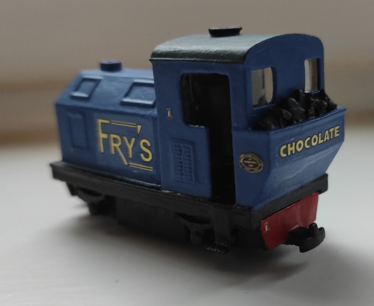Alex_4239's tweet photo. Transfers have been added to the 009 Narrow Gauge Sentinel Kit. This is a Tebee's Models kit using transfers intended for Dinky diecast Vans. I've used Fry's Chocolates transfers to give it a simmilar finish to the standard gauge sentinel at the Avon Valley Railway. https://t.co/XIw9HhlP5Y