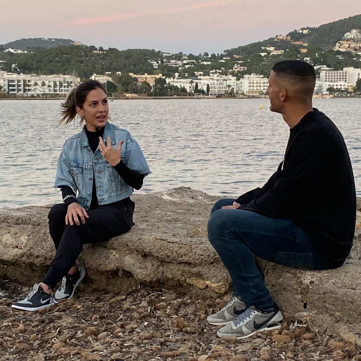 Este domingo entrevista a las 18 h en el canal de YouTube de #musicbusinessacademy con <a href="/Alexmontoyaal/">Alex Montoya</a> ♥️

m.youtube.com/channel/UCggyh…