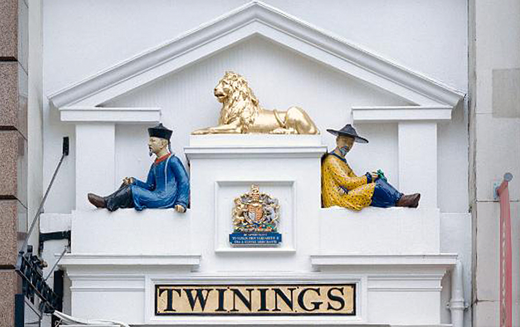 AntiProfessor's tweet photo. #LaurieTaylor is chatting appropriately about #tea this afternoon @BBCRadio4
Nobody has mentioned these 1787 #CoadeStone figures on Twinings in #TheStrand
If you think history undergraduates want to see them and engage with issues of the #TeaTrade - they absolutely don't! https://t.co/hQqrrUCSKG