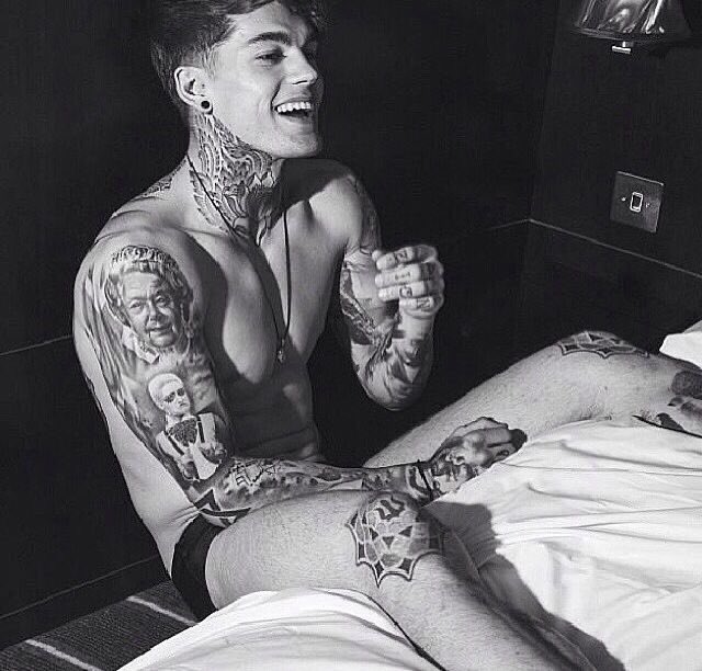 francescashaba1's tweet photo. RAGA MA PERCHÉ SU TWITTER NON SI PARLA MAI DI LUIIIIIIII 
#stephenjames #GFVIP #manzo https://t.co/VWMOniFMlf