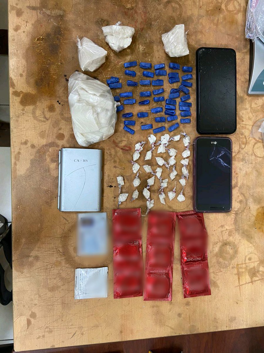 PoliciaEcuador's tweet photo. 🚨TRATA DE PERSONAS
Detuvimos a una ciudadana, en el Guasmo Sur de #GYE, por presunto delito de trata de personas con fines de explotación sexual.
Fueron rescatadas tres víctimas relacionadas a este delito e incautados celulares y sobres con droga.
#UNATT
#CombateAlDelito https://t.co/wpHD1wafb8