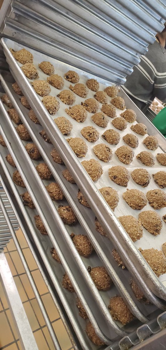 sferguson4454's tweet photo. #LawCafe &amp; #RamseyCafe rocked out 3800 cookies this morning. Between the 2 Cafeterias we made cookies for all the elementary schools, middle schools, and HS in the FC DISTRICT. #rockon @FFoodservice #TEAMWORK @FchsVa
🍪🍪🍪🍪🍪🍪🍪🍪🍪🍪🍪🍪🍪 https://t.co/gtCGsPSg1r