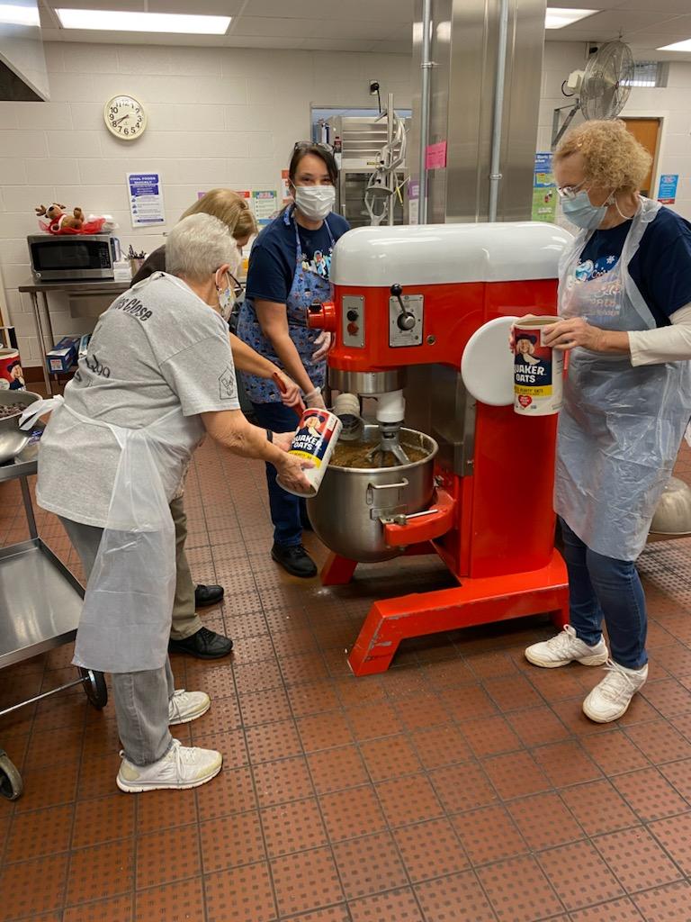 sferguson4454's tweet photo. #LawCafe &amp; #RamseyCafe rocked out 3800 cookies this morning. Between the 2 Cafeterias we made cookies for all the elementary schools, middle schools, and HS in the FC DISTRICT. #rockon @FFoodservice #TEAMWORK @FchsVa
🍪🍪🍪🍪🍪🍪🍪🍪🍪🍪🍪🍪🍪 https://t.co/gtCGsPSg1r