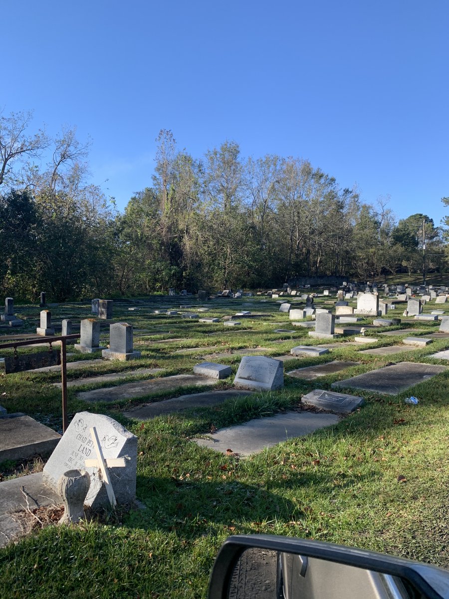 MadisonStreetm1's tweet photo. This photo is taken on the right of the entrance. You can see how close together these plots are and how different the left side is from the right. The left look like older graves whereas the right looks newer and more uniform. https://t.co/x1XsVDCyXj