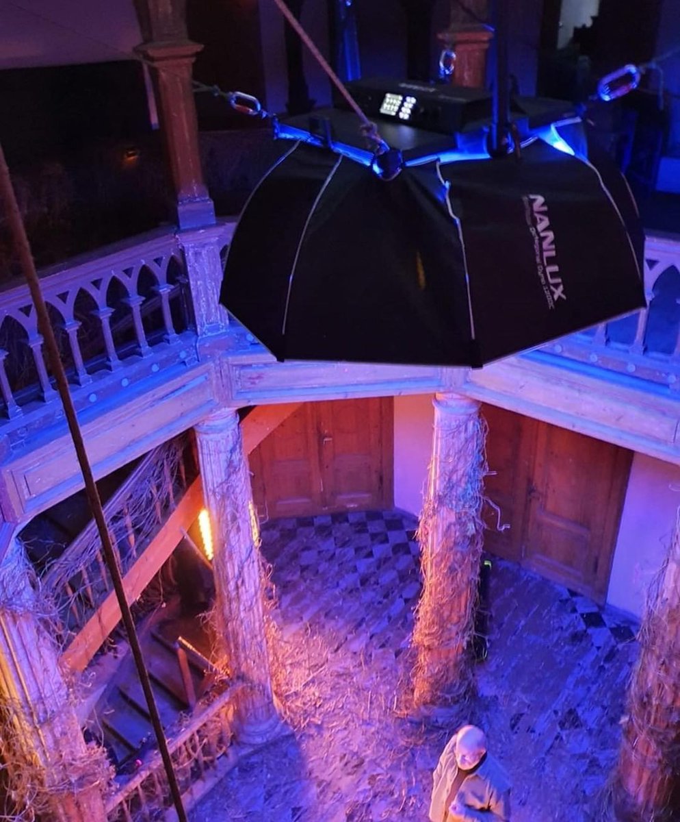 Prolightdirect's tweet image. The @NanluxGlobal DYNO 1200 with Octodome softbox being put through its paces on set. 
.
#filmsetlife #continuouslighting #griplife #lightingandgrip #filmlighting