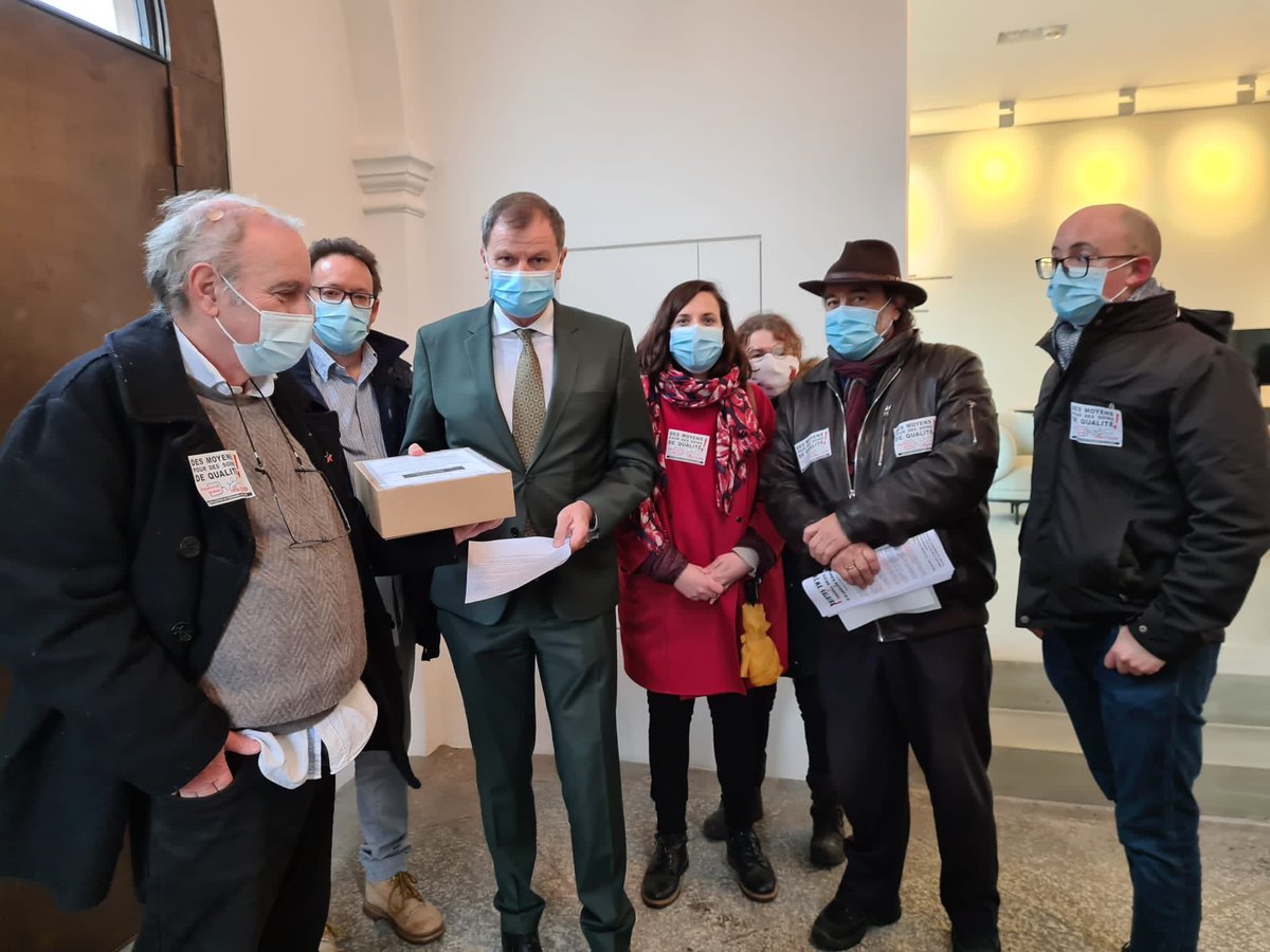 VPOD_Schweiz's tweet photo. Gestern haben wir in Waadt die 7'444 Unterschriften der #Petition für zusätzliche Mittel zur Unterstützung des #Gesundheitspersonals eingereicht! #gesundheitistkeinewahre
Wir fordern:
* Mehr qualifiziertes/ausgebildetes #Personal
* #mehrLohn & #Anerkennung
* #Coronaprämiejetzt https://t.co/ub6qFVTC9P