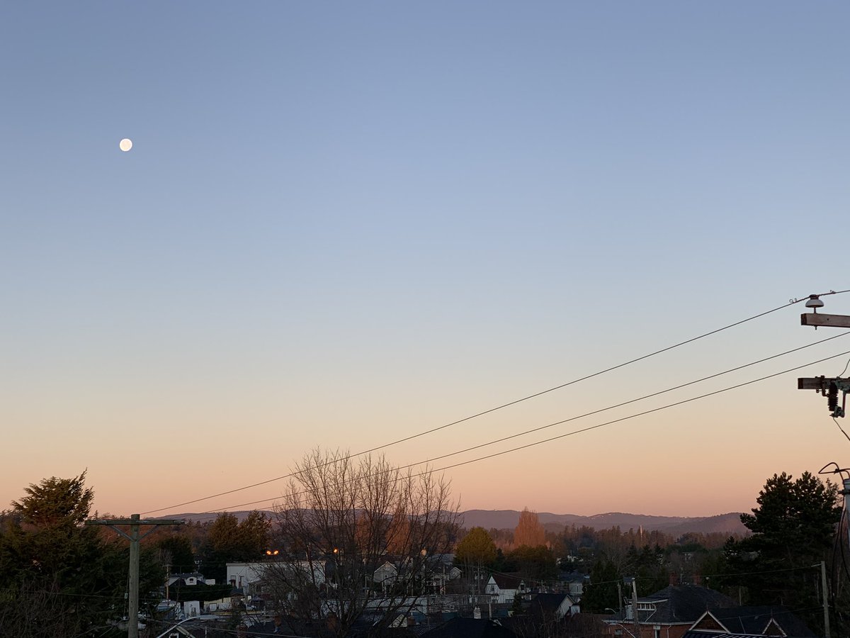 weitwrite's tweet photo. Drawn out
To
Chilly balcony
By
Shine on the power pole
Pink on the horizon
Fading moon
White against clear blue
Morning
#shine #amwriting #OneWordWednesday #myprompt
#myphoto https://t.co/K1XHEEgkvc