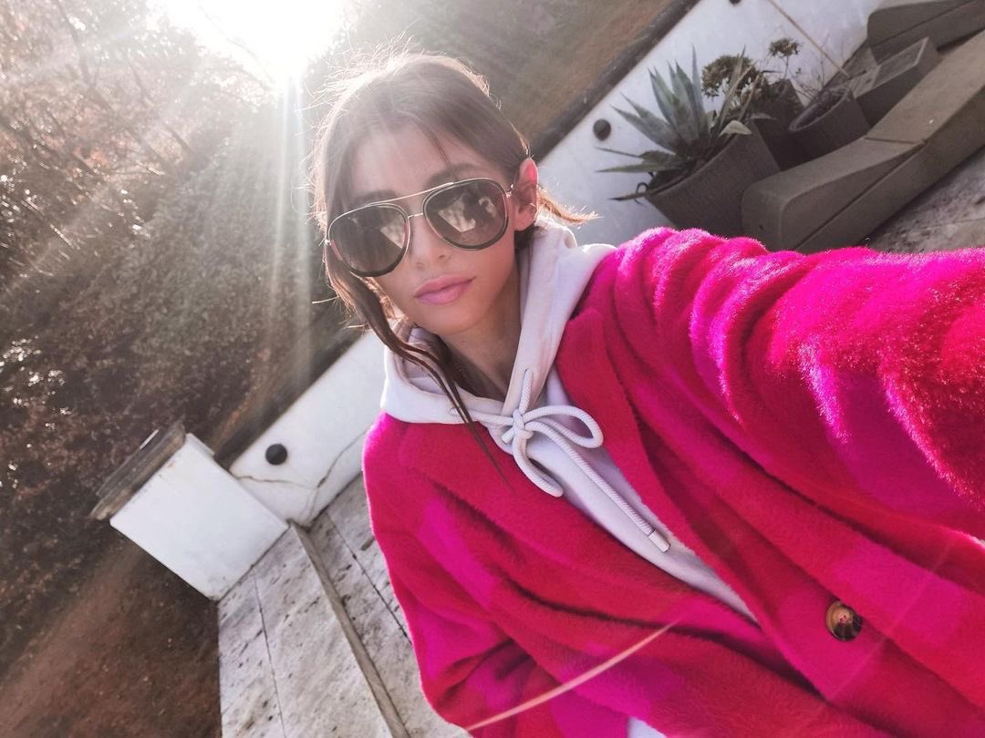 Eleanor via her Instagram!! 💗💗 (December 2, 2020)

“This is my it’s December and it’s almost Christmas coat! ❤️💗essentielantwerp ... but seriously, how is it almost the end of the year already??? I’m going into full Christmas mode as of today!🌟”