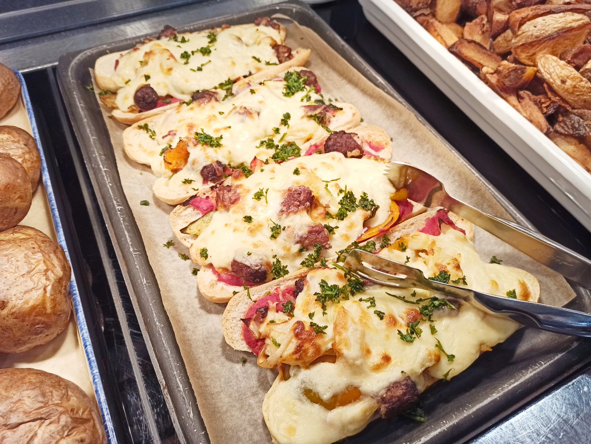 Burger bar and Open Panini Gratin🍔🍔🍔🍔🍟🍟🍟
Chargrilled beef burger, chargrilled Cajun chicken burger and breaded chicken burger to choose from at Quayside Restaurant 👍