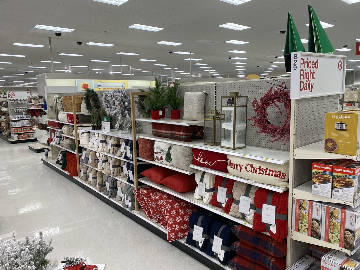 All I want for Christmas is home decorrr! <a href="/SaraBeirne_/">SaraBeirne</a> <a href="/TargetVMDTara/">Tara Polk</a>