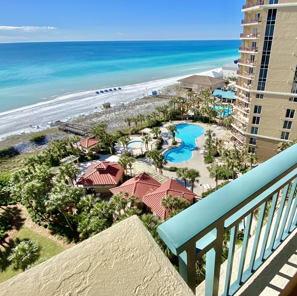 johofoto's tweet photo. ahhhh...my office today! #nottooshabby #lovemyjob #johnhollanphotography #realestatephotography #realestatephotographer #beachphotography #gulfview #photographylovers #beachlovers #whitesandbeach #sandestin #miramarbeach #srb #30a #florida #beach #photography https://t.co/2HzEKi0gQR