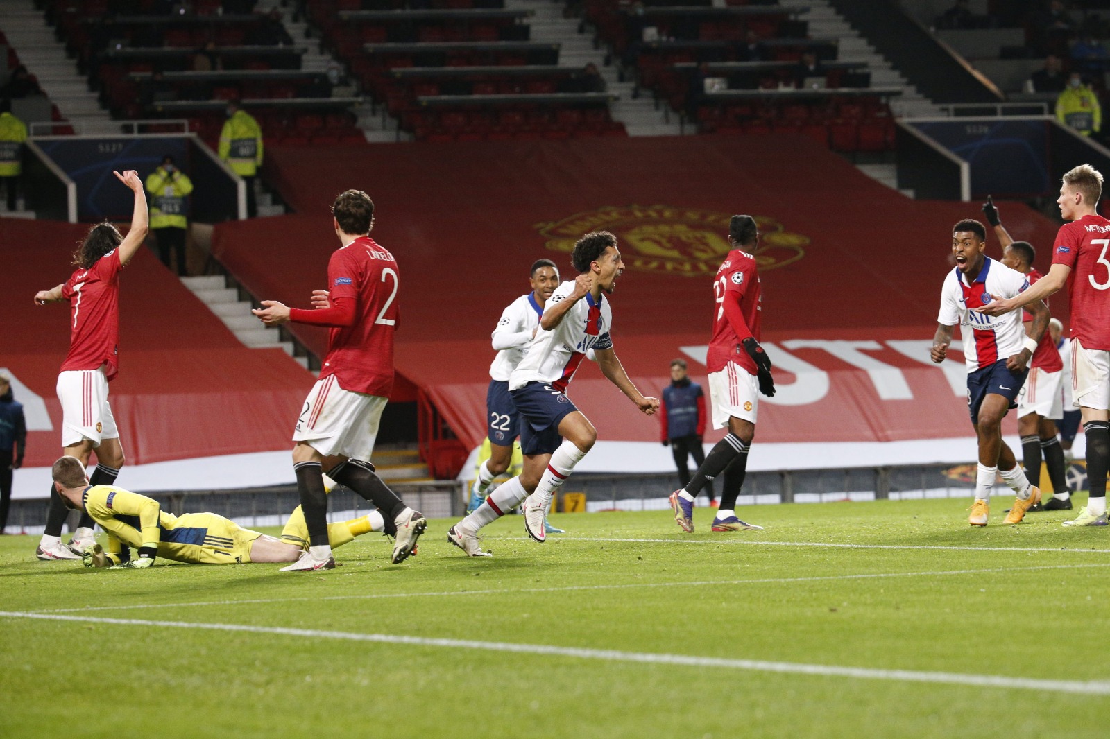 Marquinhos comemora seu gol contra o Manceshter United (Foto: Twitter PSGbrasil)