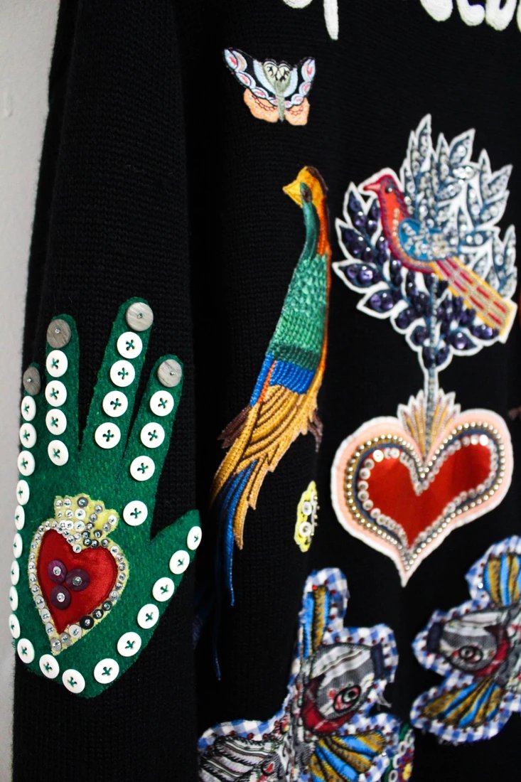 4. a green hand with a crowned heart - this alludes to the Irish Claddagh which stands for love, loyalty and friendship