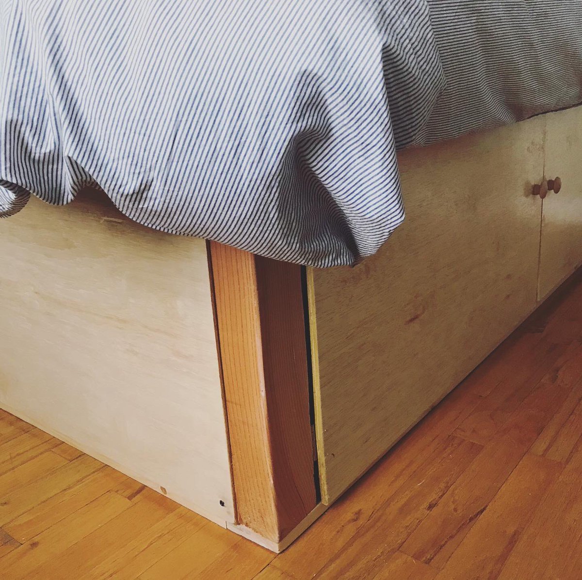 estellebajou's tweet photo. #woodworking is one of my happiest of happy places. A year after the apartment fire that lead me to my lovely new home, for which I’m beyond grateful, I finally built myself a bed. Here’s to sweet dreams and #blueskiesahead. 💕 #girlswithpowertools #ladycarpenter #furnituremaking https://t.co/PyOVEuxNOP