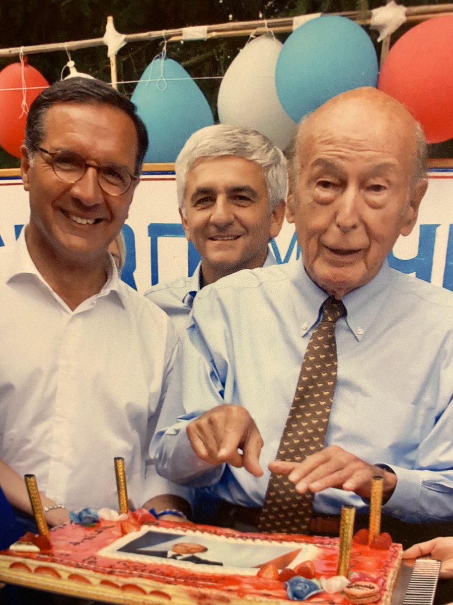 La mort de V. Giscard d’Estaing me touche profondément. Je lui dois mon engagement politique dès l’âge de 16 ans en 1974. J’avais eu le grand honneur de l’accueillir en Mayenne, dans ma circo , en 2014 à l’occasion du 40ème anniversaire de son élection. Je le pleure ce soir.