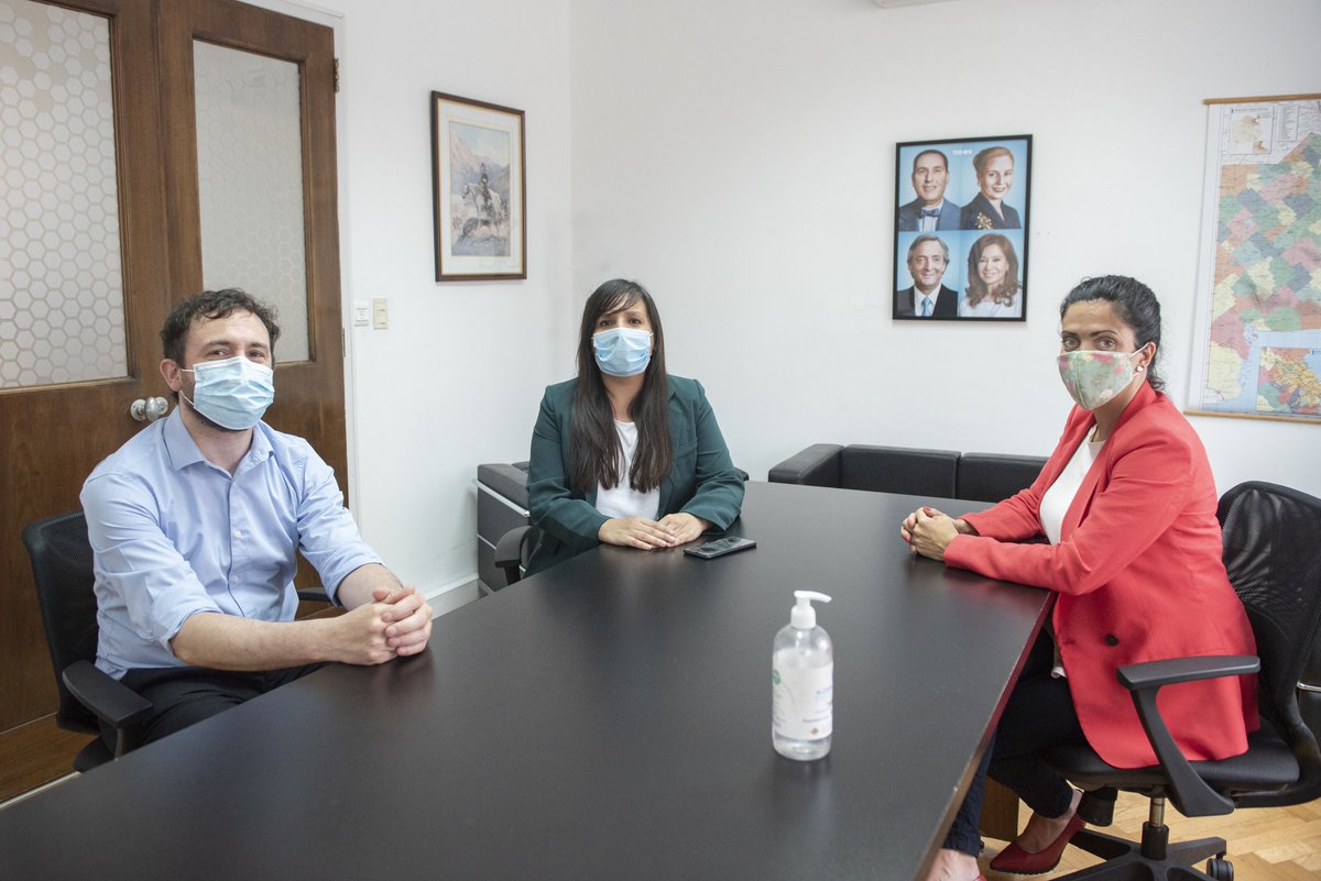 luanavolnovich's tweet photo. #PAMIfederal 🇦🇷

Nos reunimos para conversar sobre el trabajo cotidiano de las UGL en las provincias de Cuyo.

Junto con Ramiro Gómez, gerente Operativo y Coordinación de UGL de PAMI, recibimos a @CaroCalderonSL, coordinadora de la región. https://t.co/xUjtOTMr07