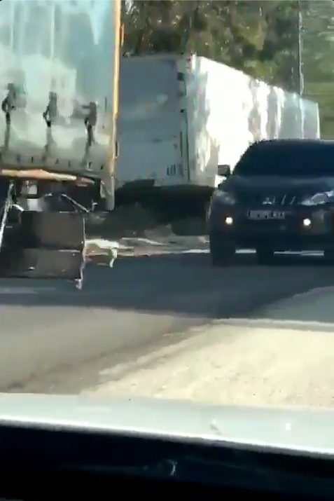 At the end of the second video another truck approaches. This one also has Gaziantep plates (27 DH 623) and the same banner as the other two. Possibly related a Mitsubishi (Triton?) pickup with Ankara plates - 06 (D or B)PE 623 (10/10) - follows directly behind it. (10/10)