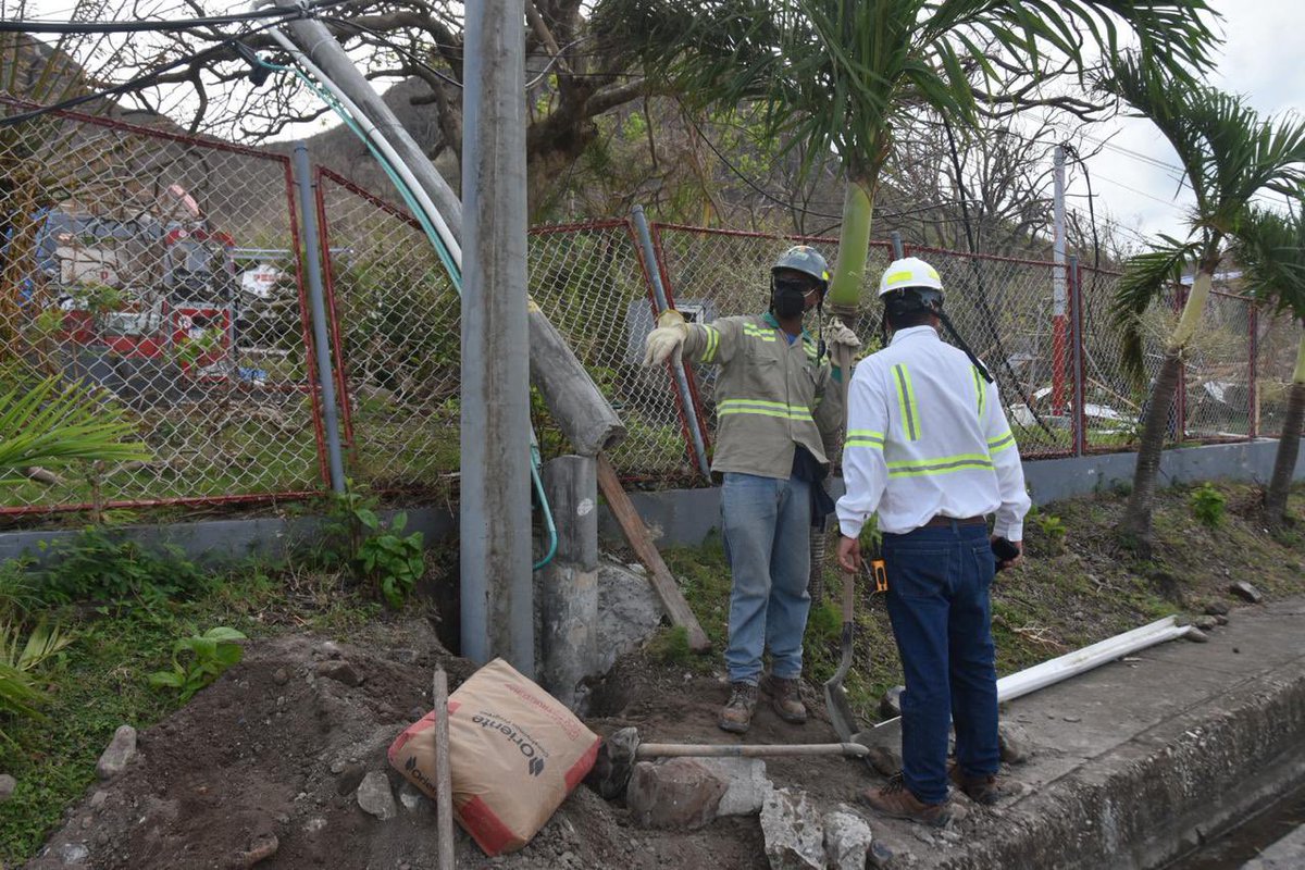 UNGRD's tweet photo. #Sopesa, Sociedad Productora de Energía de la isla de #Providencia, trabaja con cuadrillas de operativos👷🏼♂️👷🏼 para el restablecimiento de energía 🔌 en diferentes zonas de la isla.
#UnidosPorElArchipiélago https://t.co/Dy6pFGQkqX