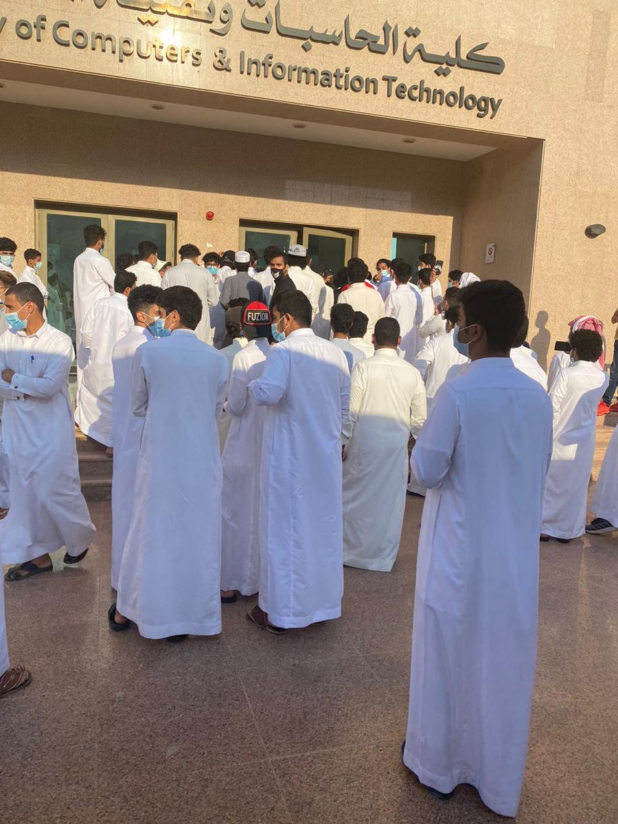 BOKE2015's tweet photo. واضح التنظيم #جامعه_جده_تخاطر_بطلابها https://t.co/9tDldMVsPf