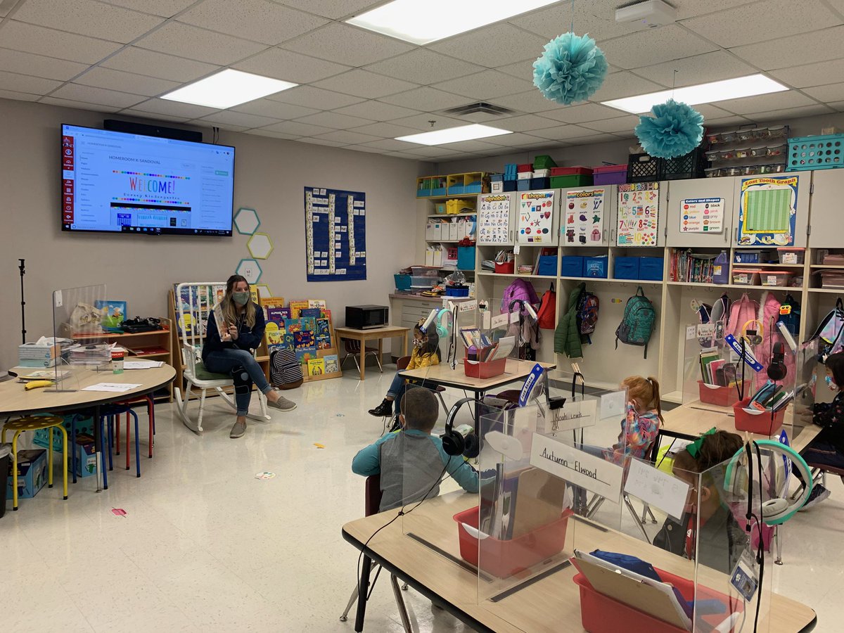 Faith_Melone's tweet photo. I love teaching these kiddos💙🤍 @SHSFTI   It’s a great day to be a Dorsey Wildcat https://t.co/qqTnWGCXN7