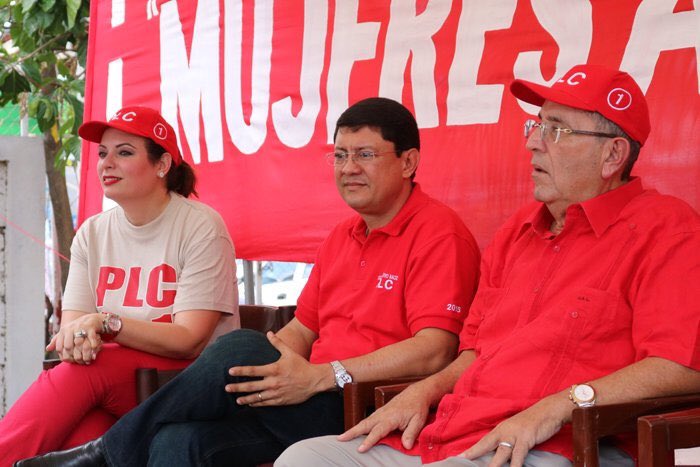 Arnoldo cree que con tapados va impresionar o va revivir su oscuro pasado, siempre busca a lo que están punteado en política para debatir,
Es un ardid viejo y conocido, .En la ultima elecciones, con costo y regalado saco 5,a nivel nacional, esta rata ya esta vieja y podrida