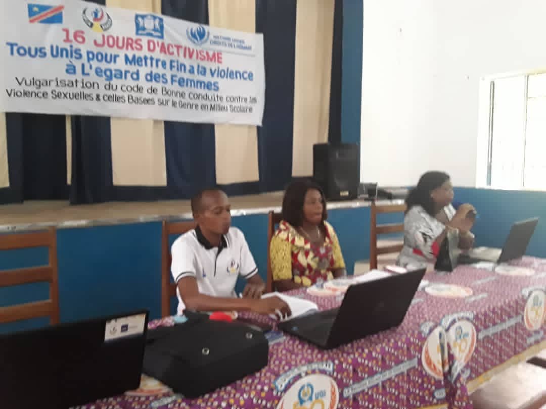 afiamama's tweet photo. #Tshopo
La tournée dans les écoles #Kisangani dans le cadre #vulgarisation du code de bonne conduite contre les violences sexuelles et basées sur le genre en milieu scolaire à commencé par le lycée #mapendano samedi 28.12.2020
@unjhro @BLomeya @belilunt @Bplara @NLkinbrazza https://t.co/XZWNBpHHJ8