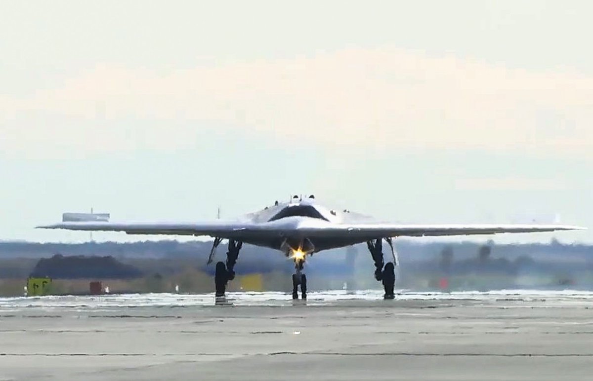 RussianPatrio17's tweet photo. For the first time, the #Russian military conducted a series of flights of the #Sukhoi S-70 #Okhotnik heavy attack drone in the fighter-interceptor version with air-to-air missile simulators at the #Ashuluk training ground https://t.co/LALmkZhmay