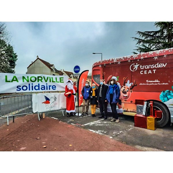 CoeurEs_IDFM's tweet photo. Pour la première participation de La Norville au bus de noël, le père noël était présent, pour le plus grand plaisir des petits et des grands!😍🎅🎄
Les Norvillois ont été extraordinaires de générosité! 
Merci à tous!🤗🤗
@lanorville91 @transdevFR @SecoursPop https://t.co/ugwG71qUhJ