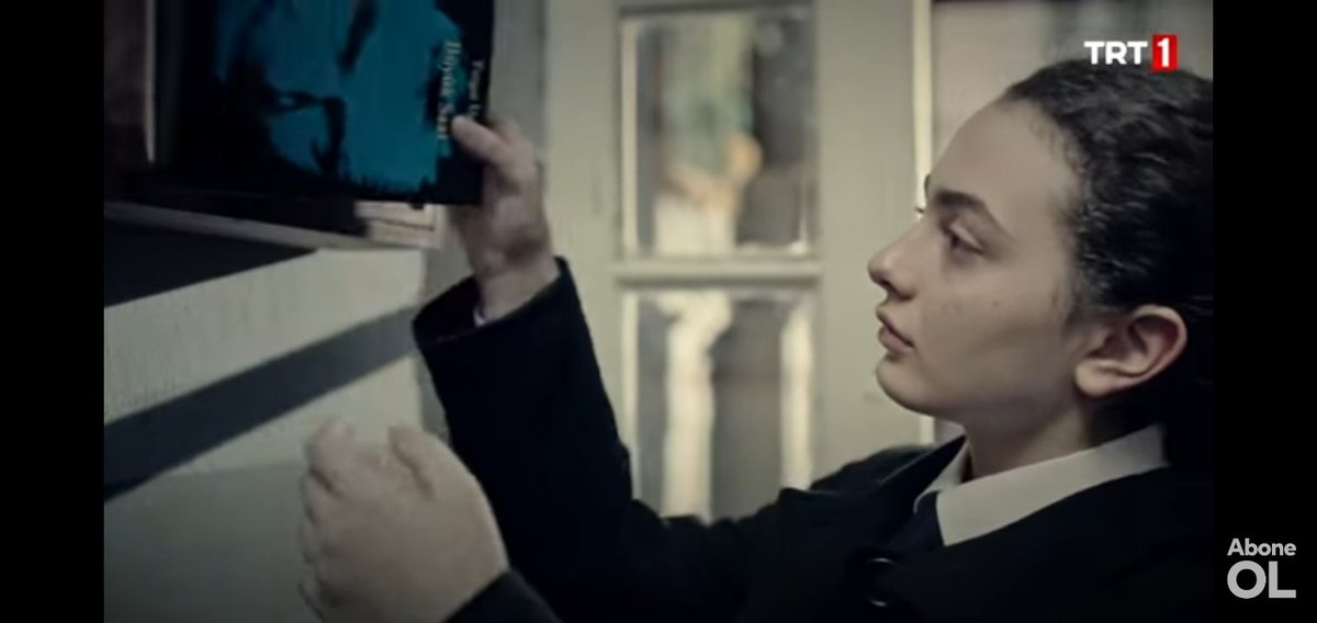 Kitabın YKY'de ilk baskısı 2002. Yani   bu baskının Safiye'ye 1998'de imzalanıp, hediye edilmesi pek mümkün değil. Keşke nadir'den ilk baskısını neyim alaydınız 🙂
#MasumlarApartmanı #safiye