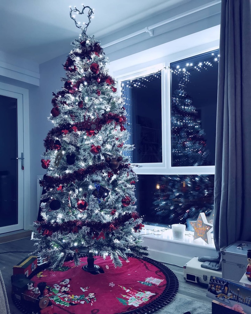 PlanetVikki's tweet image. I am in love with my tree this year 😍❤️
.
.
.
#christmastree #disneytree #disneytheme #christmas #whitelights #tinsel #baubles #mickeybaubles #treeskirt #disneyaddict #loveit #lovedisney #disneytrain #lovechristmas #christmasperson #festiveseason #fe… instagr.am/p/CITfyxJB4GH/