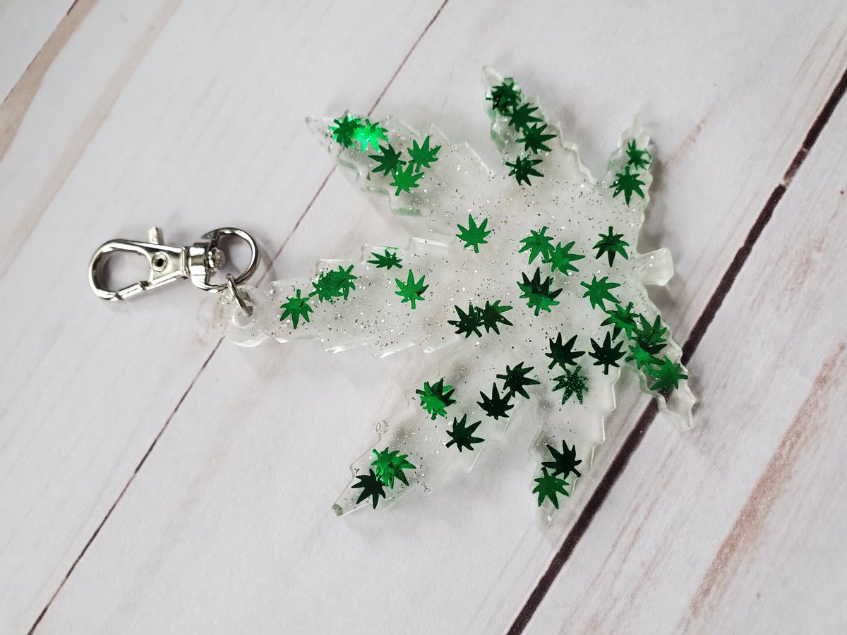 ResinRezn's tweet photo. Weed plant keychains available $5 
Custom colors also available 
Perfect stocking stuffers for your stoner friends 
Hit the link 👇

https://t.co/quDxLHCugf 

#420smoke #CannabisCommunity #stonergirl #stoner #shoplocal #shopsmall https://t.co/Zt8W4AKoiU