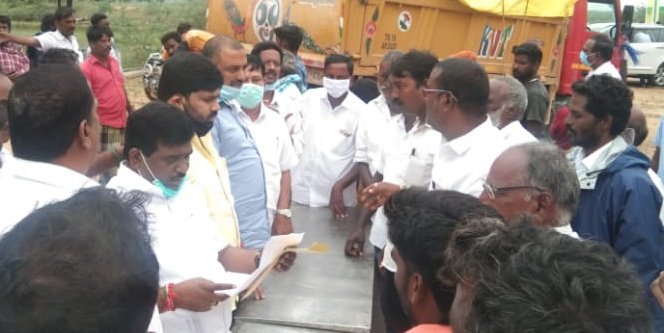 PBalaramanAdmk's tweet photo. #பொன்னேரி_தொகுதி
#மீஞ்சூர்_ஒன்றியம் #ஆண்டார்மடம் பகுதியில் இயங்கி வந்த #RO_water_plant பழுதடைந்த நிலையில் பொதுமக்களின் கோரிக்கையை ஏற்று #புதிய
#RO_Plant ஒரு வாரகாலத்திற்குள் அமைத்து தருவதாக உறுதியளித்தேன்.@CMOTamilNadu @OfficeOfOPS https://t.co/7lq1MKptdk