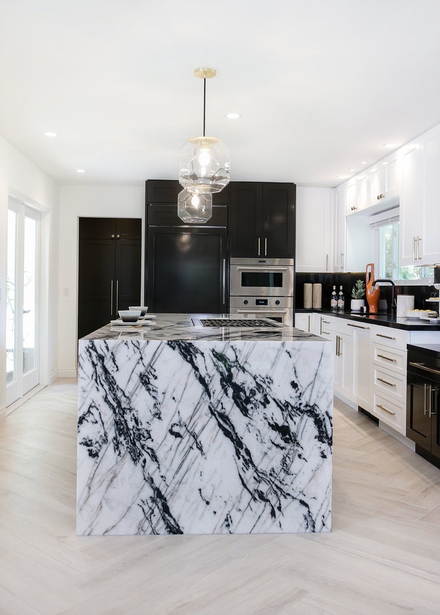elementsroom's tweet photo. In awe over this kitchen makeover by @CaroleCarr80 😍 Our Cristallo Venato makes such a bold statement with the black and white cabinetry 
#elementsroom #usenaturalstone #quartzitecountertops #kitchenandbath #lainteriors #ladesigner #losangeleshomes https://t.co/T6jbcaKQWi